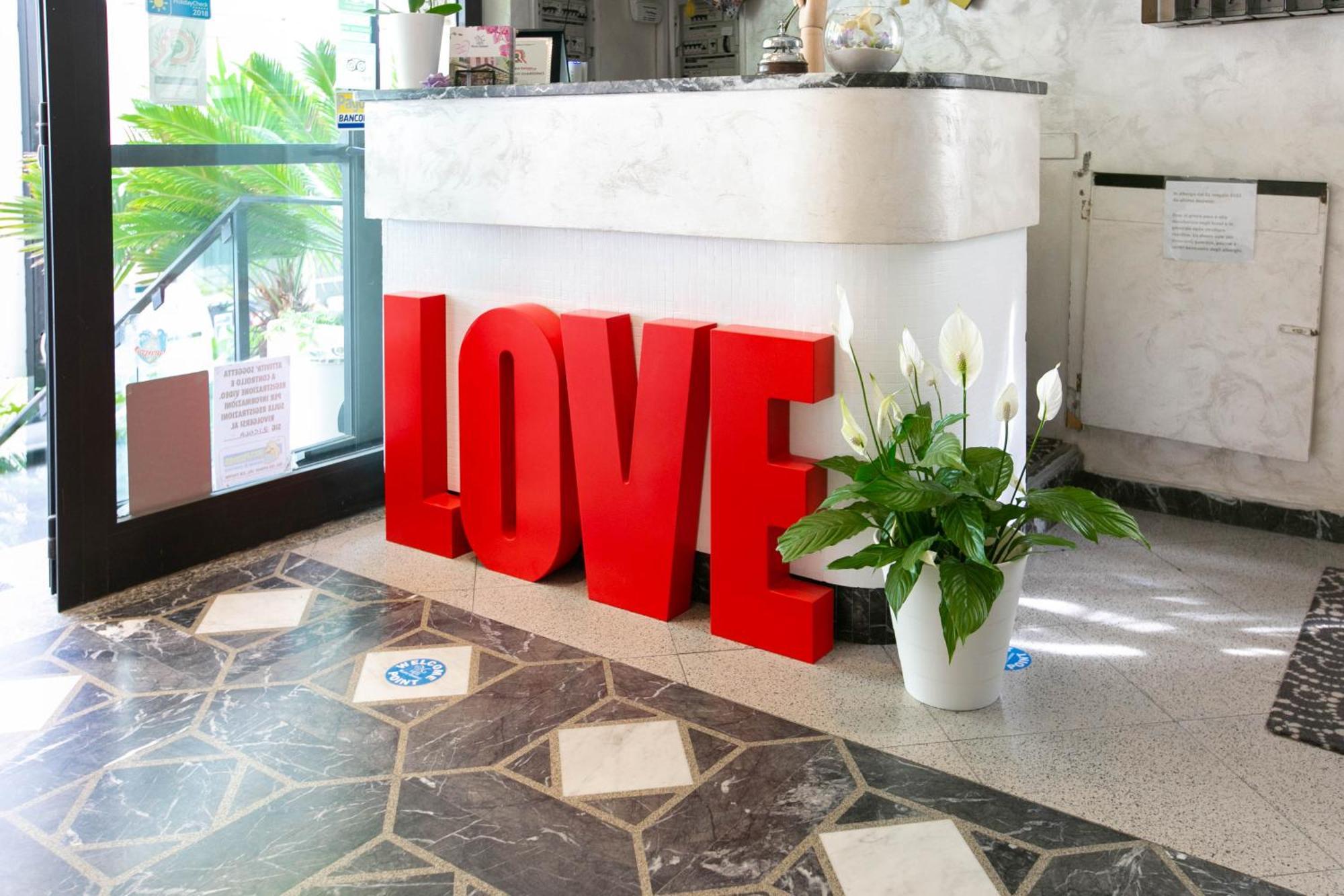 Hotel Nuovo Giardino Римини Екстериор снимка