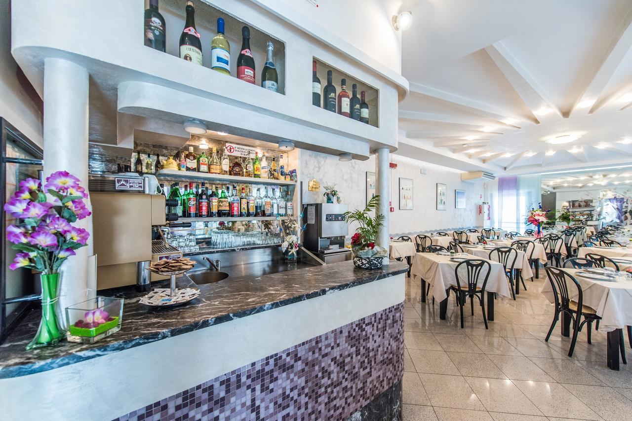 Hotel Nuovo Giardino Римини Екстериор снимка