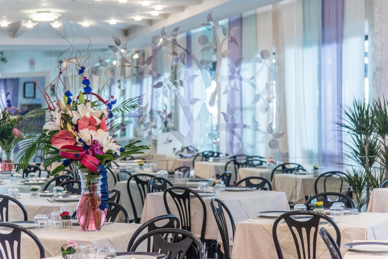 Hotel Nuovo Giardino Римини Екстериор снимка