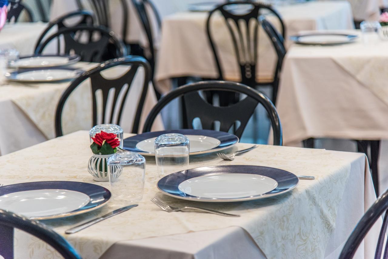 Hotel Nuovo Giardino Римини Екстериор снимка