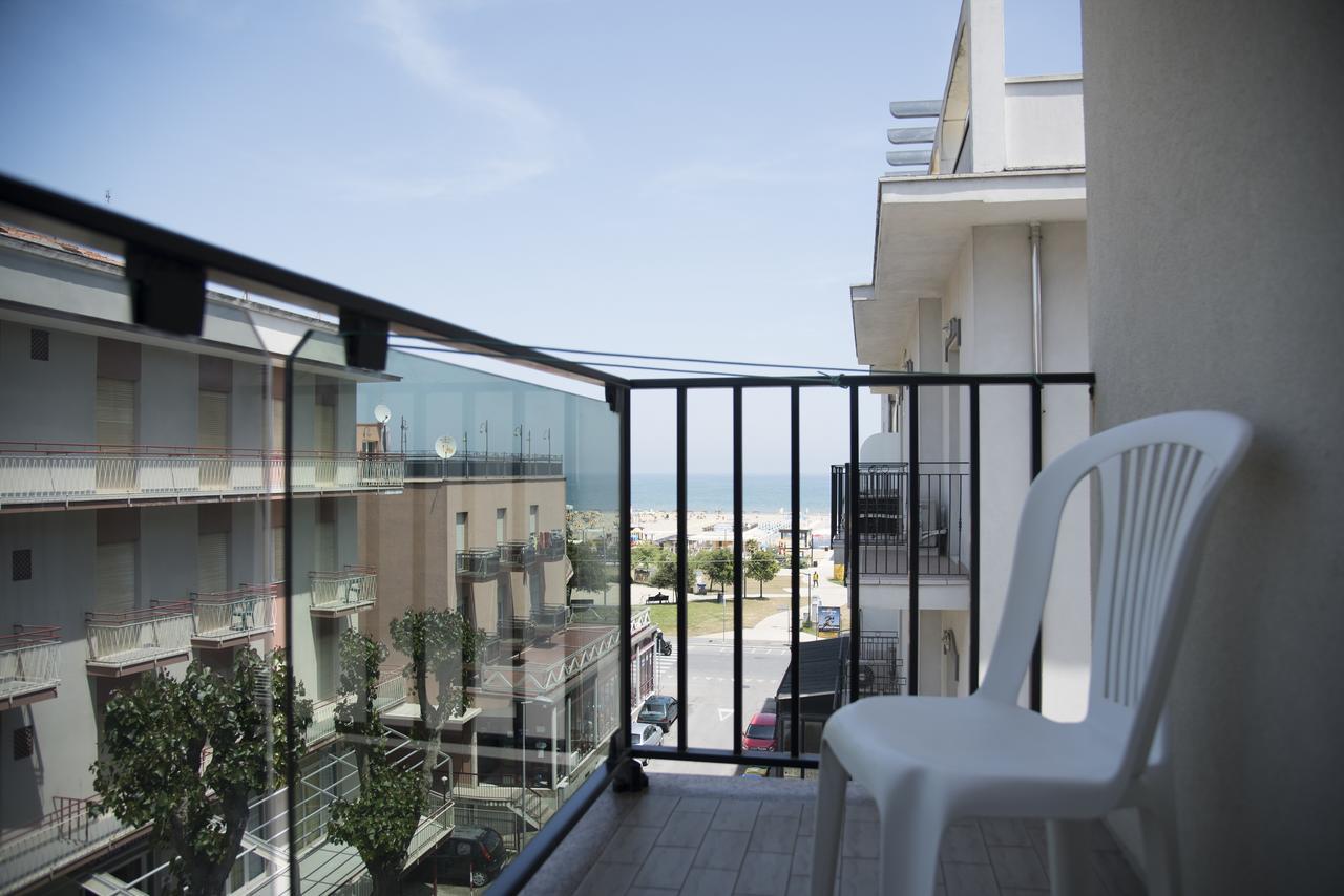 Hotel Nuovo Giardino Римини Екстериор снимка